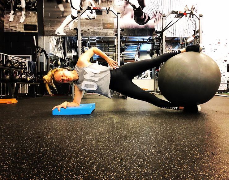 Kaley Cuoco Doing Workout